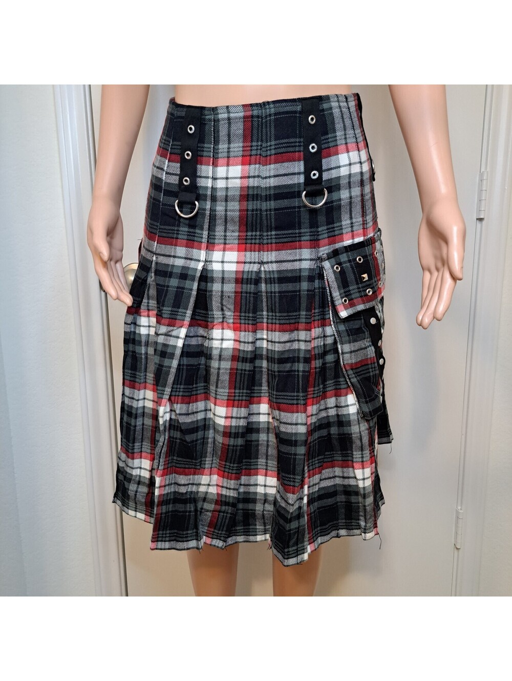 Dead Threads Unisex Goth Skirt Kilt Scottish Alt Plaid Tartan Black Red Sz M 30